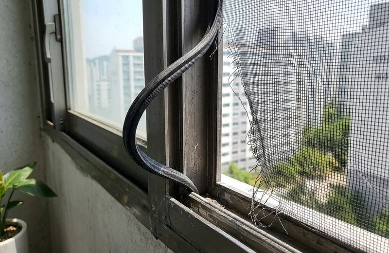 방충망 알루미늄 틀에서 고무링이 빠져 헐거워진 상태