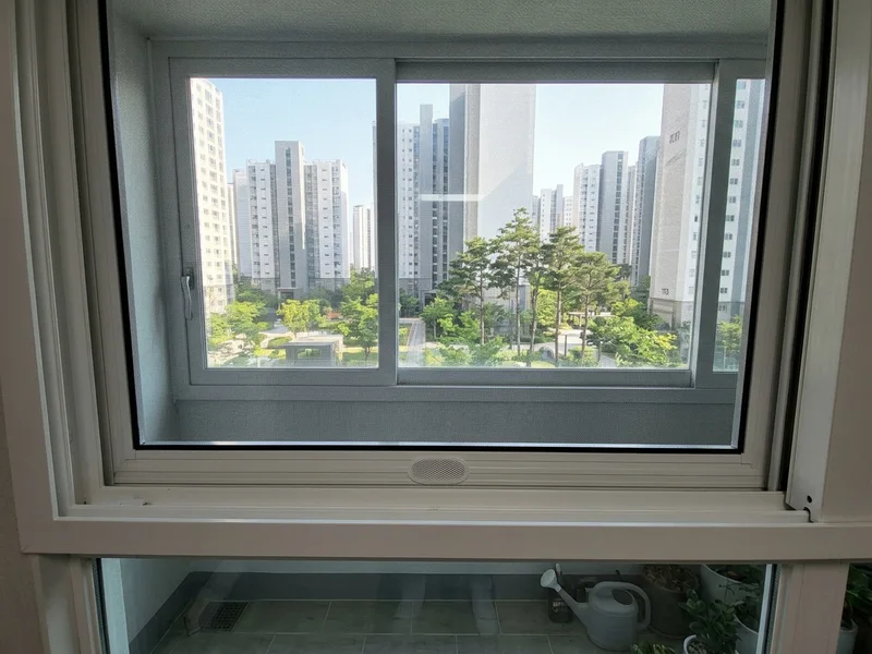 발코니와 연결되는 실내 창